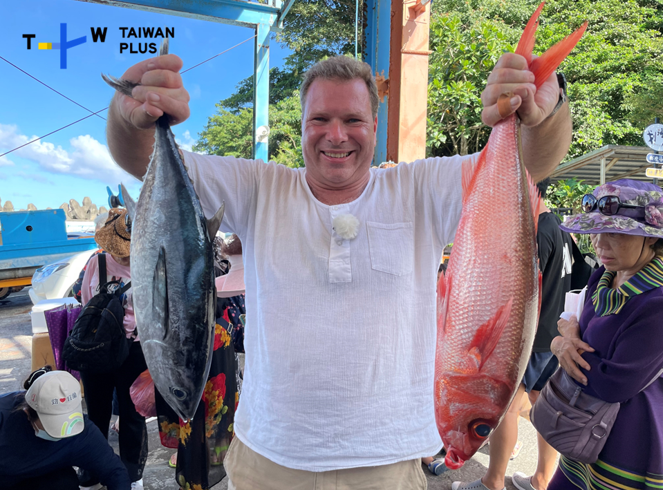 《Happy Fisherman》主持人李豪已巡迴台灣62個漁港，深深被台灣漁業動能所感動，他更發下宏願：「我非常願意當台灣漁業的推廣大使！」 圖：TaiwanPlus提供