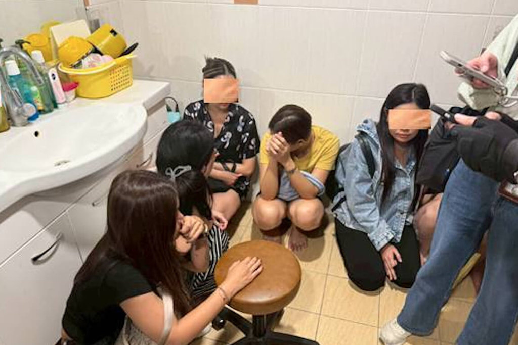 移民署中區事務大隊台中市專勤隊偕同台中市清水警分局追查，在梧棲區一處養生會館查獲非法色情按摩，赫然發現不到1坪的廁所內，竟擠了6名泰國籍女子和1名負責抵住門口的壯漢。（民眾提供）中央社記者趙麗妍傳真 114年8月29日