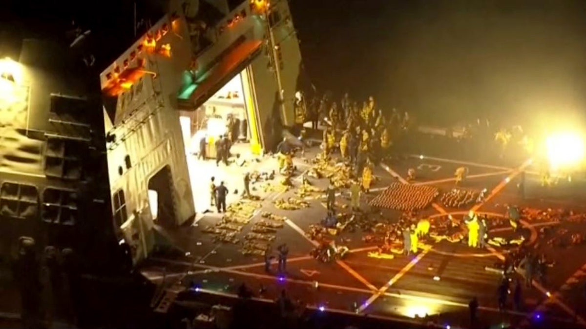 美國海軍聖安東尼奧級兩棲運輸艦「紐奧良號」（LPD-18）發生火燒船事件。艦上損管官兵忙於撲滅火勢。 圖：翻攝「X」@GardaAramis