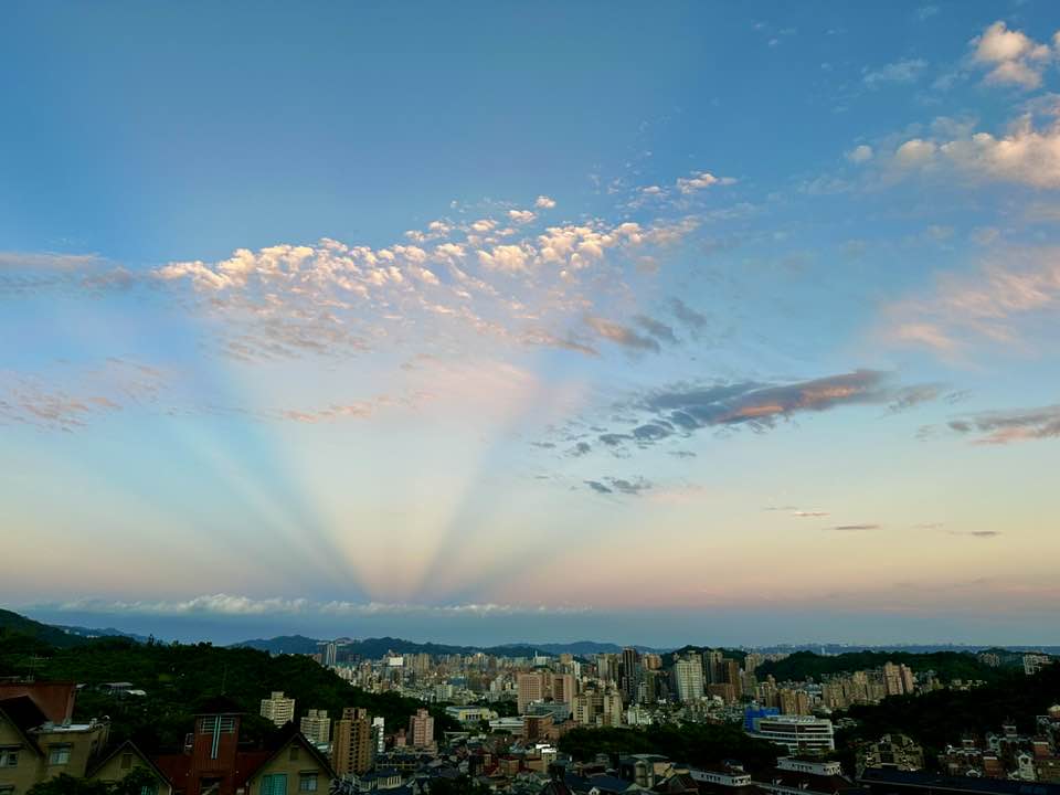 今(29)天清晨天空出現超美的「維納斯帶」，只見光線從地平線向上發射，就像在天空打了一盞舞台燈，絕美影像也讓不少網友驚艷。 圖：取自鄭明典臉書