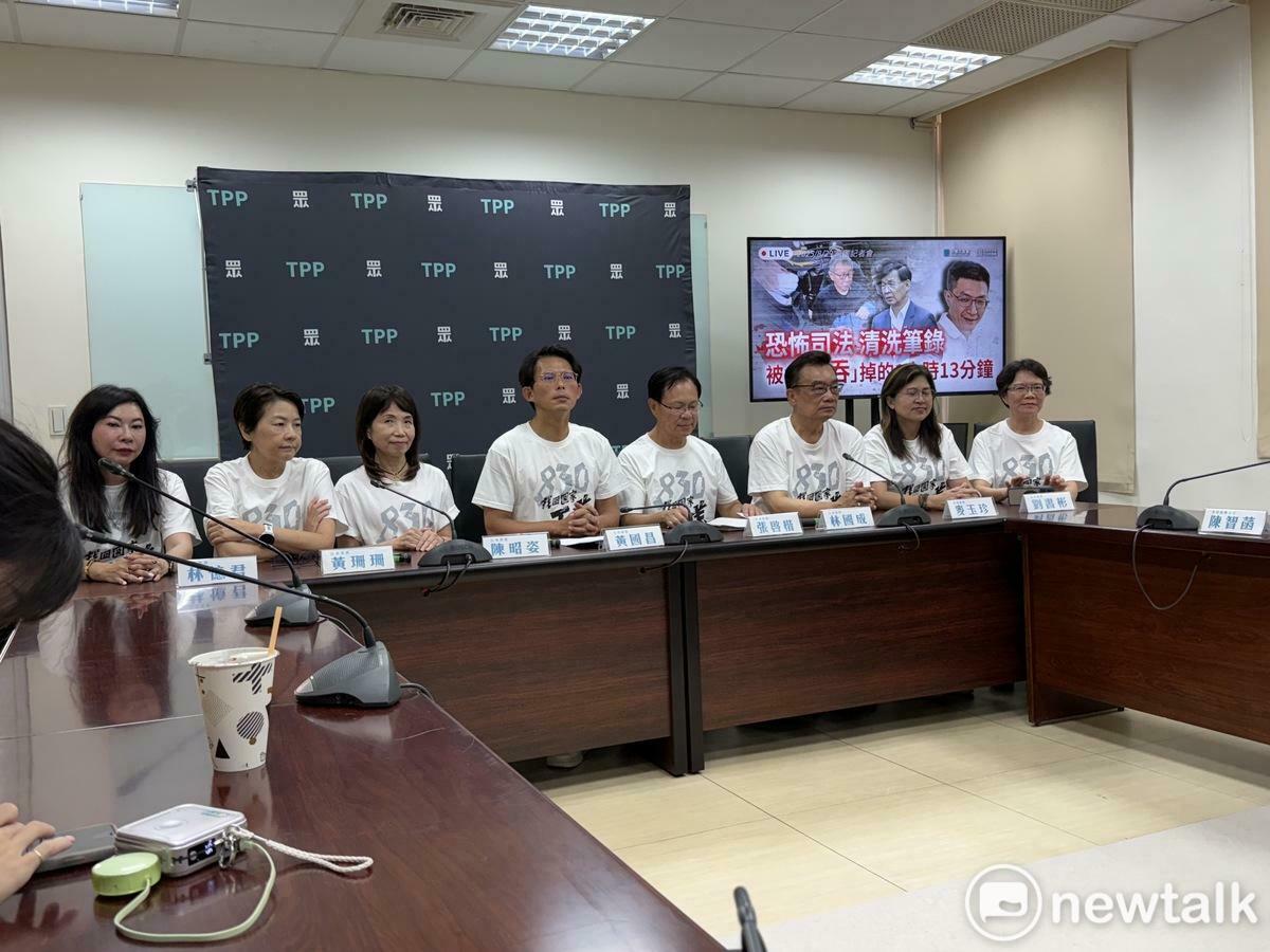 民眾黨8位立委林憶君（左起）、黃珊珊、陳昭姿、黃國昌、張啓楷、林國成、麥玉珍、劉書彬。 圖：周煊惠 / 攝