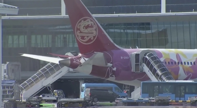 中國吉祥航空一架飛機被曝在芬蘭赫爾辛基萬塔機場滑行時撞上了客梯車。 圖 : 翻攝自紅星新聞