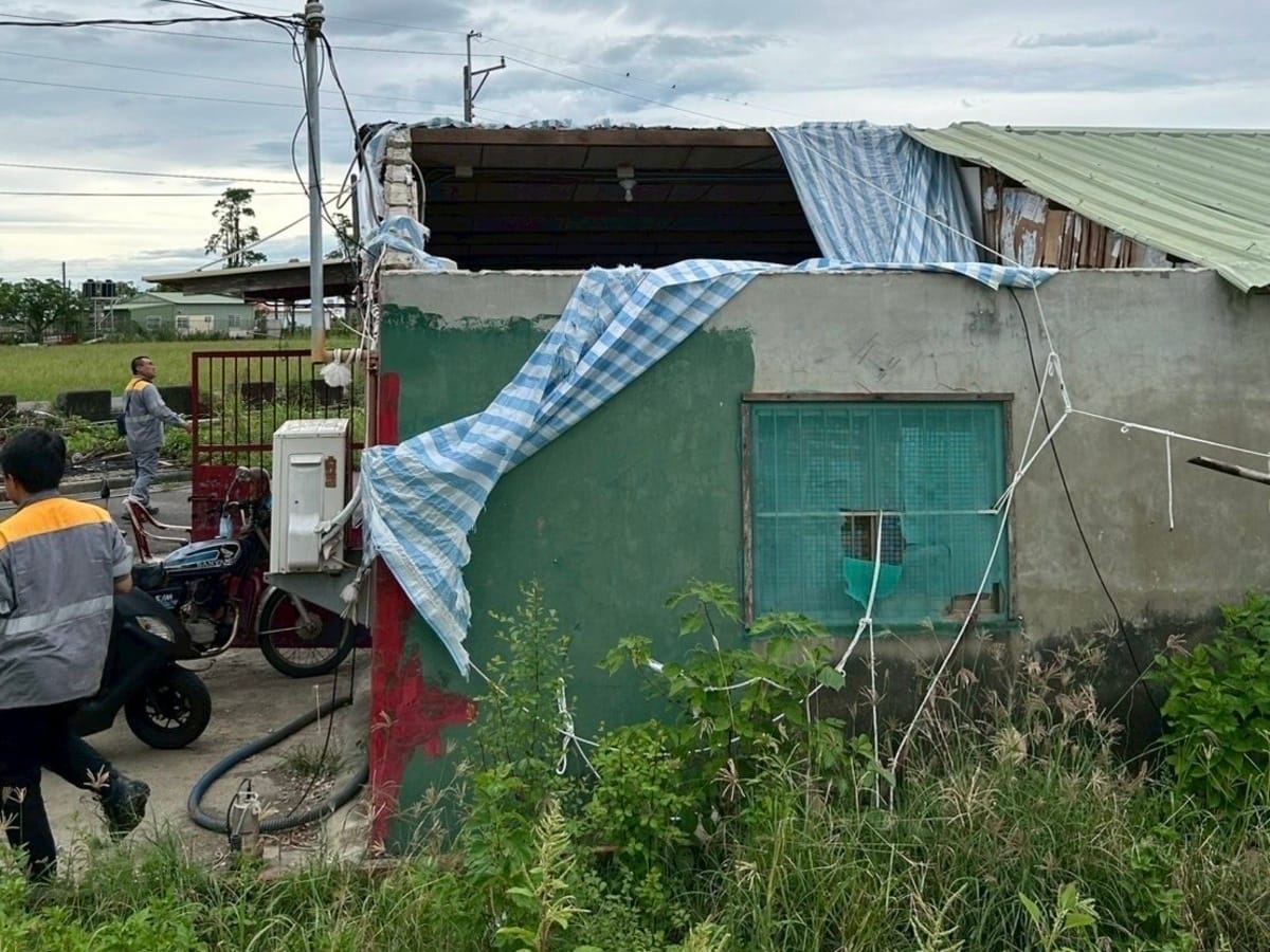 這名屋主為88歲獨居長者，領有身障手冊，住家屋頂在風災期間破損嚴重。 圖：工程會提供
