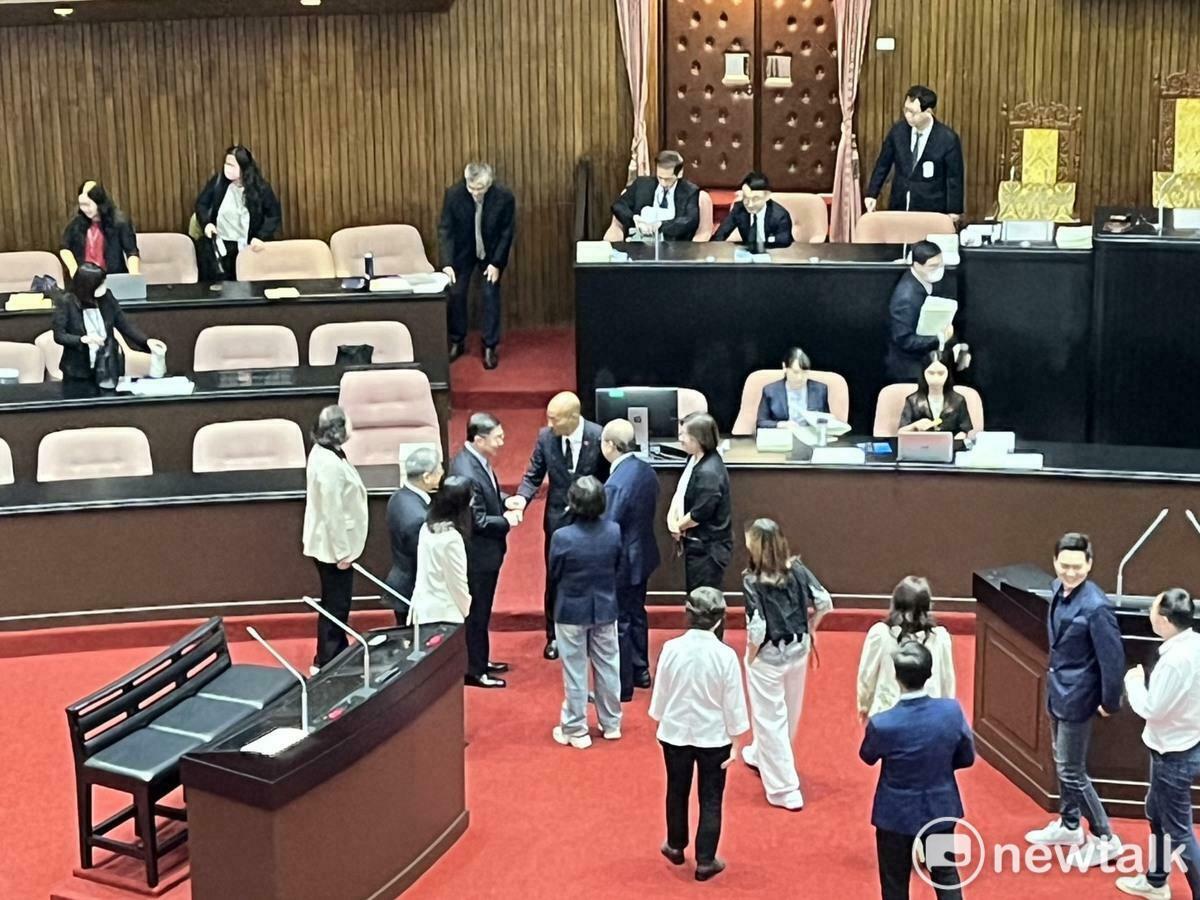 史上最長會期落幕！行政院長卓榮泰赴立院向立法院長韓國瑜致意。 圖：金大鈞/攝