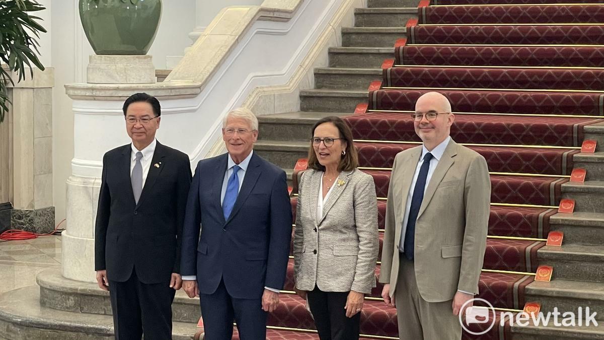 左至右分別為國安會秘書長吳釗燮、美國聯邦參議院軍事委員會主席維克（Roger Wicker）、參議員費雪（Deb Fischer）、AIT主席谷立言。 圖：高逸帆／攝