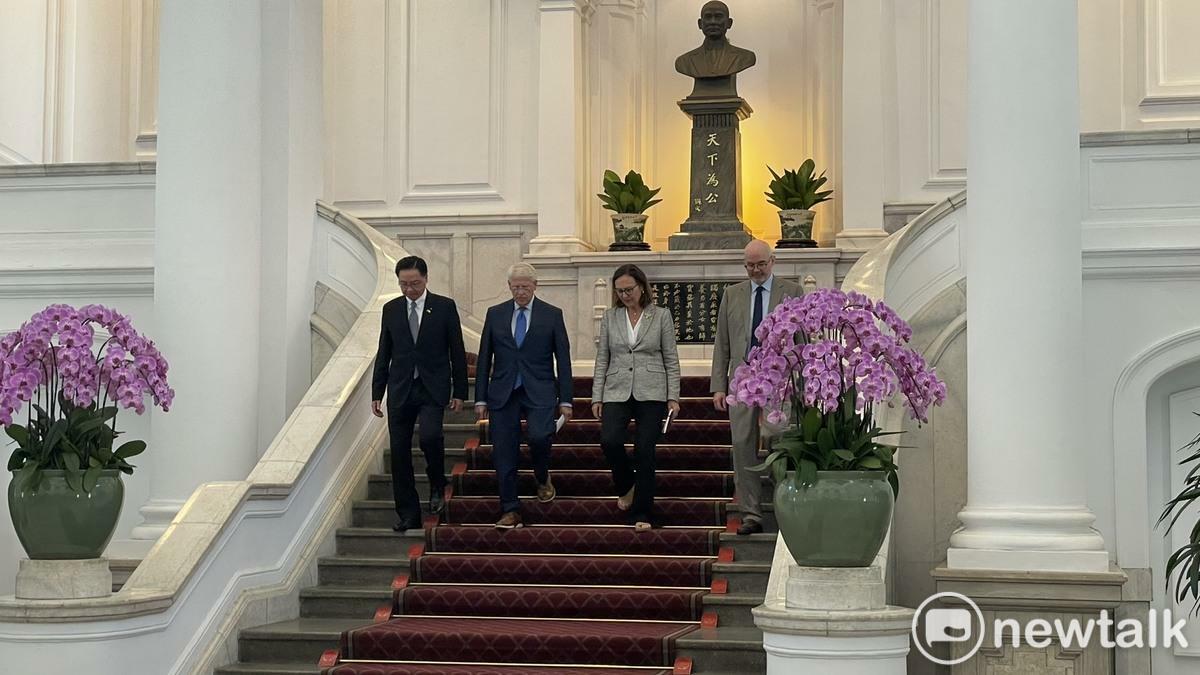 左至右分別為國安會秘書長吳釗燮、美國聯邦參議院軍事委員會主席維克（Roger Wicker）、參議員費雪（Deb Fischer）、AIT主席谷立言。 圖：高逸帆／攝