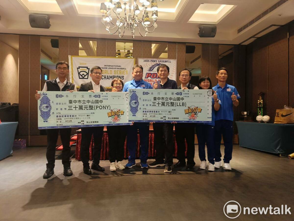 慶功宴上，運彩公會理事長何昱奇特別頒發了60萬的獎金，鼓勵球員們持續精進技藝，追求更高的目標。 圖：唐復年/攝