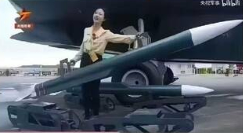 報導北京閱兵的央視女記者舉起導彈挨批既危險又不專業。 圖 : 翻攝自央視軍事