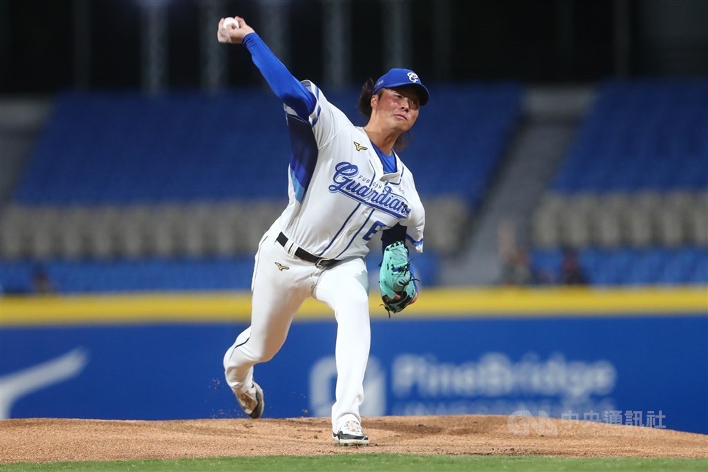 中職富邦悍將日籍投手鈴木駿輔（圖）27日一軍登板，6局優質先發吞敗，自評有把好的東西展現出來。（中央社檔案照片）