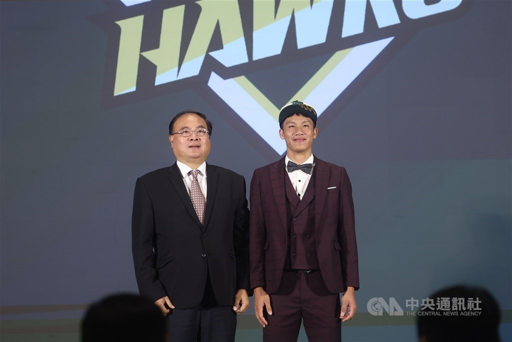中職台鋼雄鷹今年選秀球員全數簽約完成，第2輪野手朱盟（右）簽約金新台幣480萬元。（中央社檔案照片）