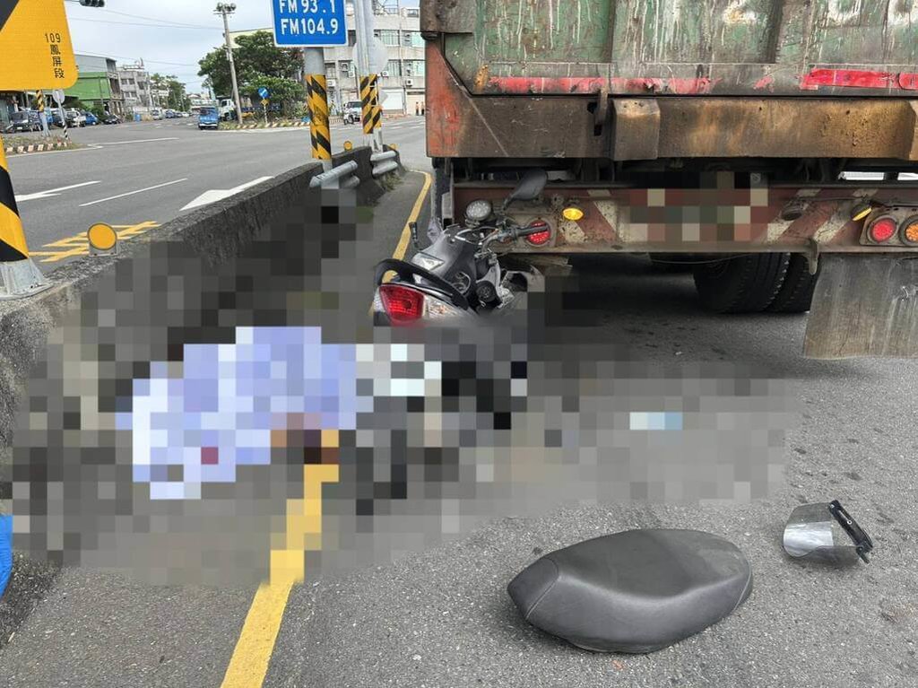 屏東縣台17線新園鄉路段29日下午發生死亡車禍，1名男子騎機車沿內線道，高速撞上1台停等紅燈的曳引車，騎士當場死亡。（屏東縣警察局東港分局提供）中央社記者黃郁菁傳真 114年8月30日