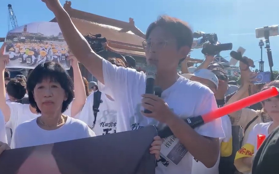 警方透過麥克風警告已有妨礙公共危險之虞。但黃國昌也回嗆這是「暴力劫車」。警察的刑法是誰教的？ 圖：林朝億/攝