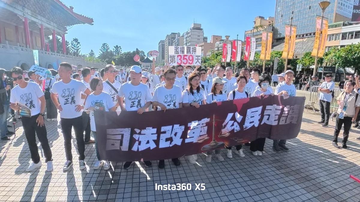 民眾黨今日發起今(30)走讀活動，直到上午9時30分雙方對峙已達1個半小時。 圖: 民眾黨/提供