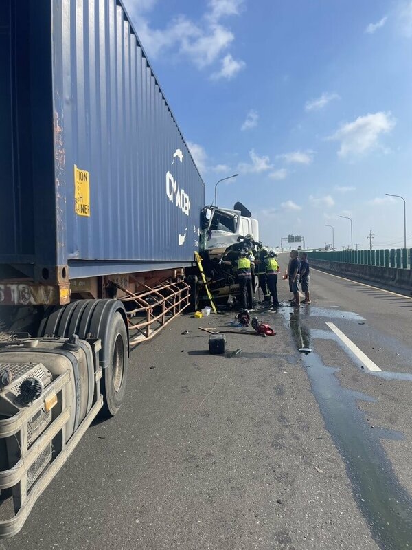 台61線彰化縣芳苑鄉路段30日發生1輛大貨車追撞前方1輛曳引車事故，大貨車男駕駛受困車內，彰化縣消防局派人車趕往，救出37歲男駕駛送醫。（彰化縣消防局提供）中央社記者蕭博陽彰化縣傳真  114年8月30日