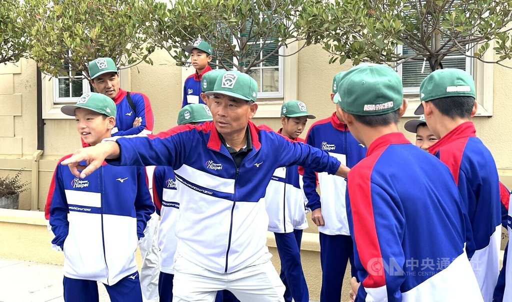 東園國小少棒隊總教練賴敏男29日與小將們在加州希爾斯伯勒（Hillsborough）市政廳打成一片。中央社記者張欣瑜舊金山攝　114年8月30日
