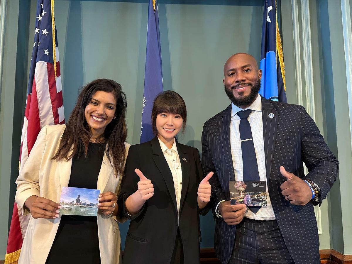 張硯卿(中)與南卡州首府哥倫比亞全區市議員Tyler D. Bailey(右)、Aditi Bussells(左)會談，獲兩人表達與台灣城市交流的高度意願。 圖：張硯卿/提供