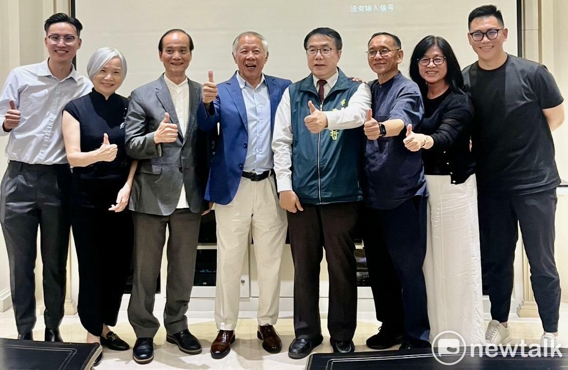 廖奎如醫師（左4）、應曾子南文教基金會董事長曾王君（右3）、執行長范思筠（右2）邀請來台南演講，市長黃偉哲也特別到現場致意。 圖：黃博郎／攝