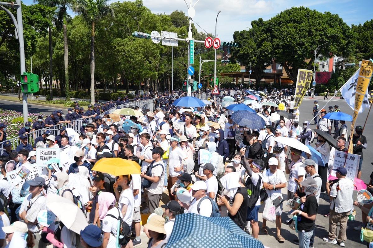 民眾黨司法走讀活動，支持者與警方在愛國西路對峙。 圖：民眾黨 / 提供（資料照）
