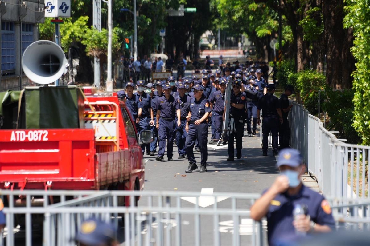 民眾黨司法走讀活動，警方布置警力防止群眾接近總統官邸。 圖：民眾黨/提供