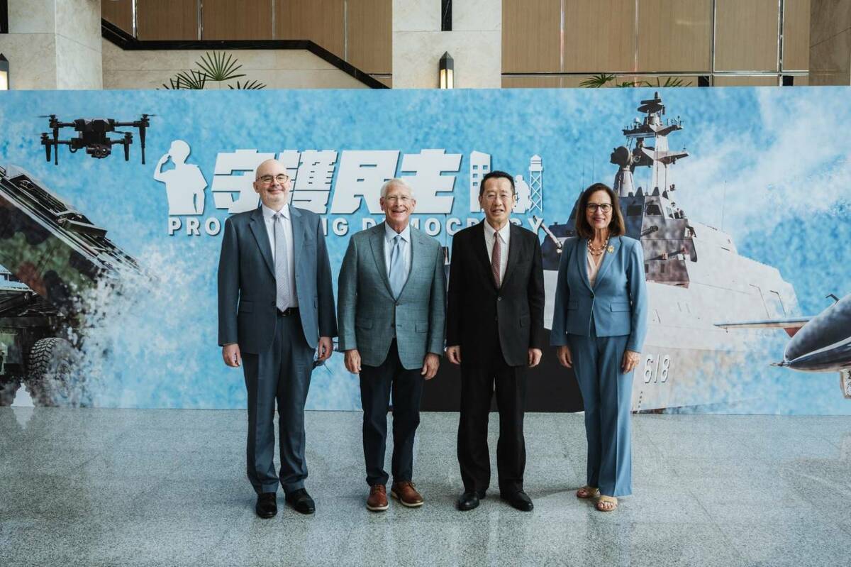 國防部長顧立雄30日接見美國參議院軍事委員會Roger Wicker主席及Deb Fischer參議員等訪團。 圖：國防部提供