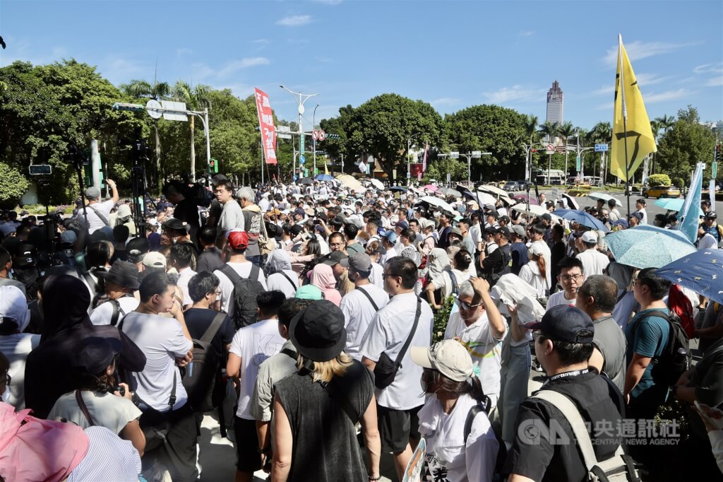 台灣民眾黨30日在台北中正紀念堂外舉行「司法改革公民走讀」活動，呼籲政府積極推動司法改革。中央社記者張皓安攝 114年8月30日