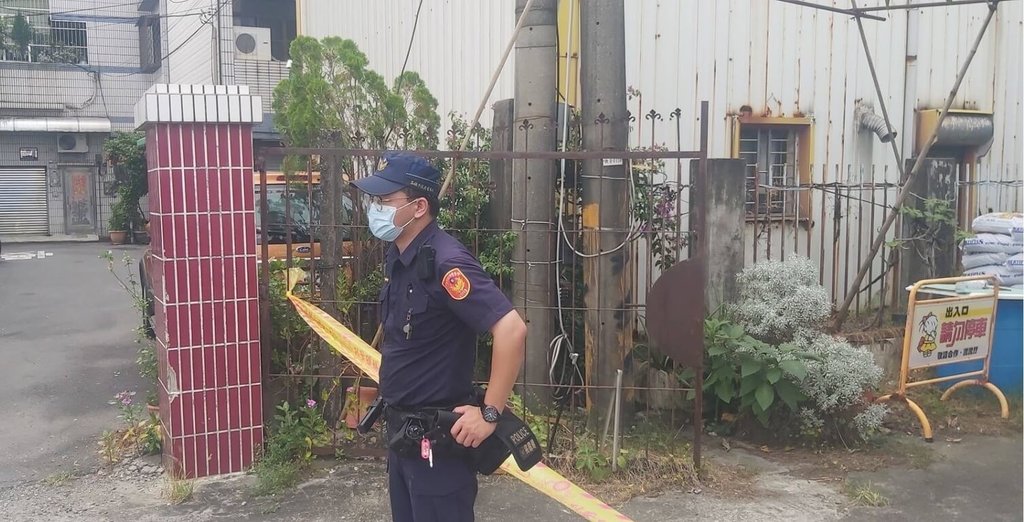高雄張姓男子30日上午持磚頭闖義大醫院撞門，並和警衛扭打，警方將他依毀損和傷害罪送辦，進一步釐清案情時卻發現其郭姓女同居人倒臥大社住處身亡，詳細案情仍待釐清。（高市仁武警分局提供）中央社記者洪學廣傳真  114年8月30日