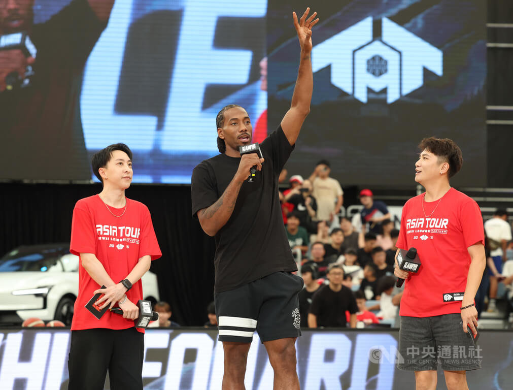 效力於NBA洛杉磯快艇球星雷納德（Kawhi Leonard）（中），30出席亞洲巡迴桃園站活動，且在比賽開始前親切的用台語和球迷打招呼。中央社記者張新偉攝  114年8月30日