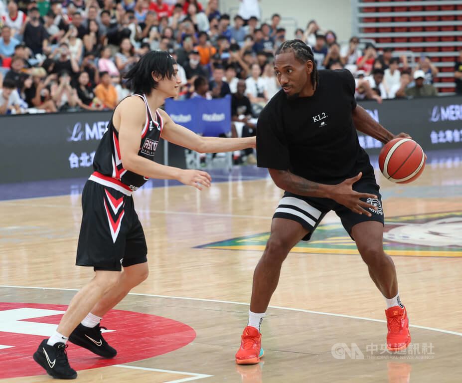 效力於NBA洛杉磯快艇球星雷納德（Kawhi Leonard）（右），30出席亞洲巡迴桃園站活動，和桃園雲豹球星高錦瑋（左）進行一對一對抗。中央社記者張新偉攝  114年8月30日