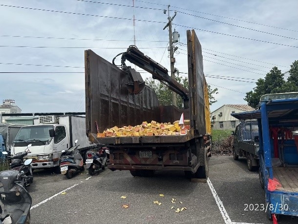 南投縣環保局宣導紙錢集中載運至焚化爐焚化。 圖：南投縣環保局/提供