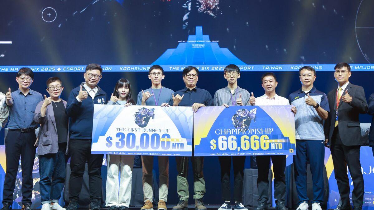 陳其邁(中)現身2025《六都電競》總決賽，為「聯盟戰棋」冠亞軍頒獎。 圖：高雄市運發局/提供