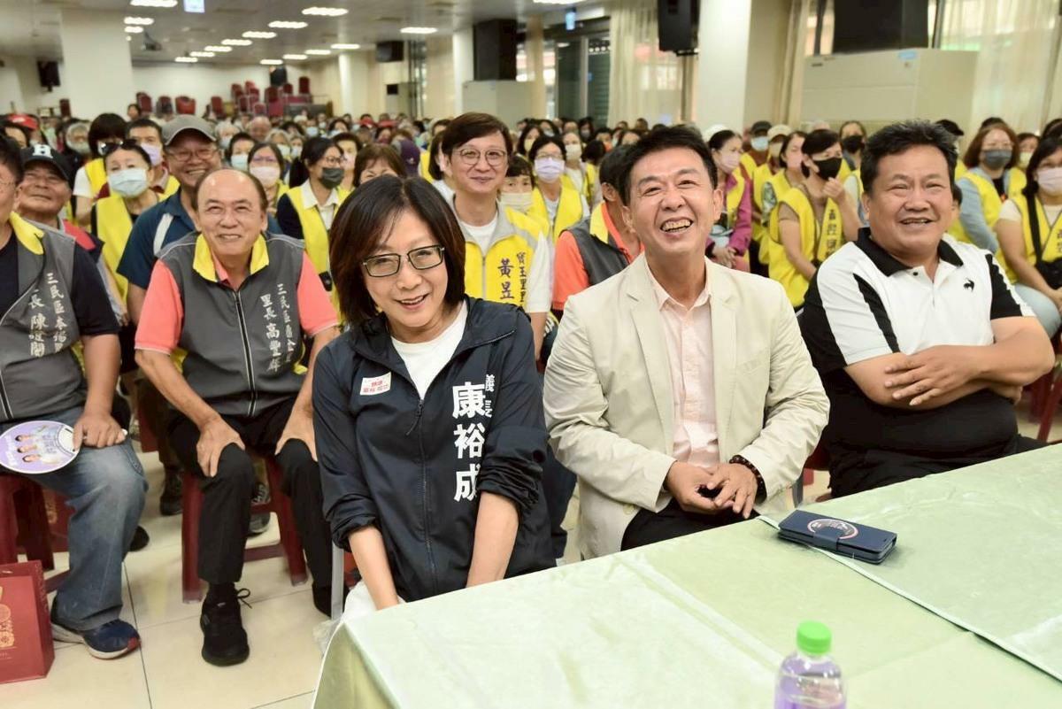 康裕成(前排左一)到場支持許智傑。 圖：許智傑辦公室/提供