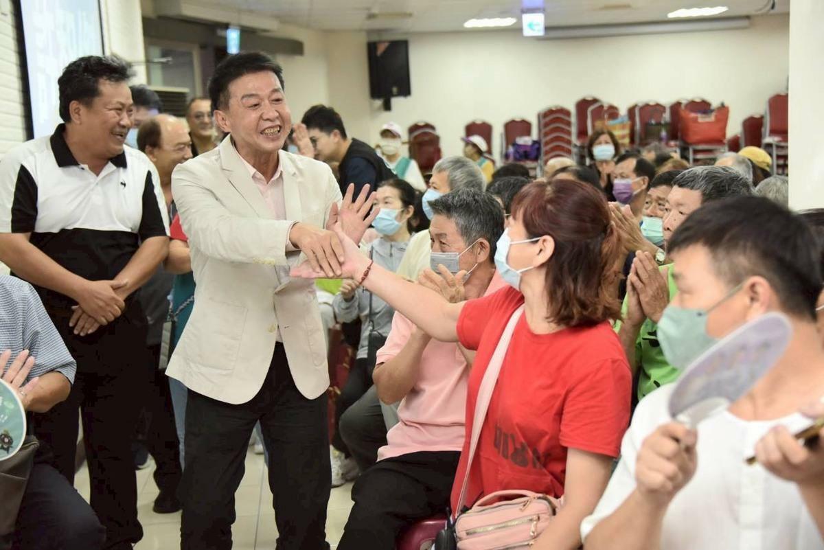 許智傑(左二)進場時受到熱烈歡迎。 圖：許智傑辦公室/提供