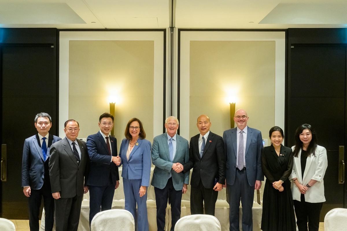 立法院長韓國瑜30日上午在江啟臣副院長、國民黨陳永康、徐巧芯、民進黨陳冠廷委員、民眾黨林憶君等立委及國際事務處林晨富處長等人陪同下，與「美國聯邦參議院軍事委員會主席維克（Roger Wicker）訪問團」一行早餐敘，「美國在台協會」（AIT)谷立言（Raymond Greene）處長亦在場陪同。 圖：立法院提供