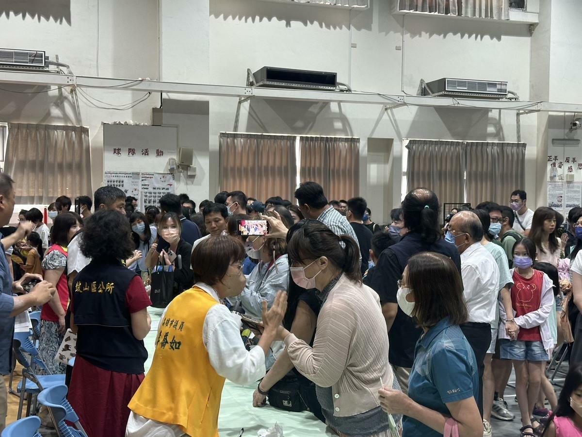 龍水里分里說明會，里民支持、反對意見皆有。 圖：高雄市民政局/提供