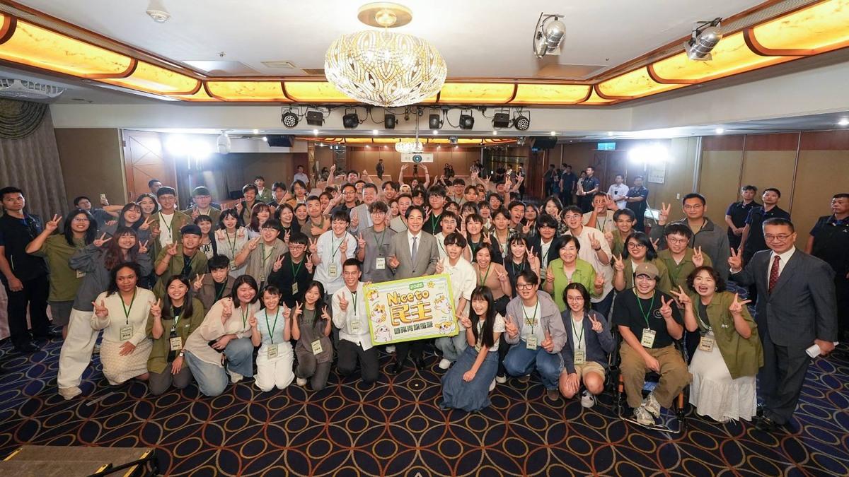 民進黨2025國務青旗艦營，壓軸閉幕迎來黨主席賴清德，與青年學員面對面交流。 圖:民進黨中央黨部提供