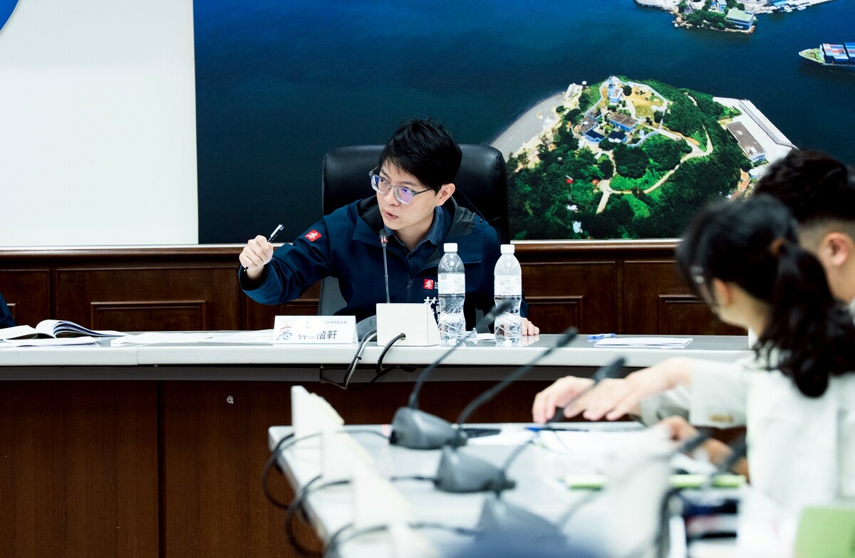 林楷軒(左)出席青年事務委員會議，並針對青年代表的建議給予積極回應。 圖：高雄市青年局/提供