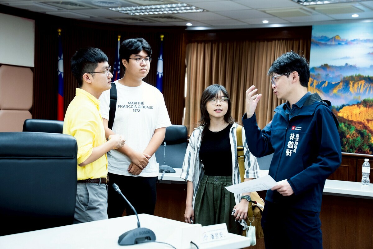 林楷軒(右一)向新任學生會長代表致意，並感謝積極參與公共事務的熱忱與行動力。 圖：高雄市青年局/提供