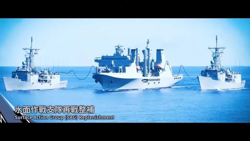 磐石號油彈補給艦與2艘成功級巡防艦，模擬友盟大型補給船艦進入我港口。 圖：翻攝中華民國海軍臉書