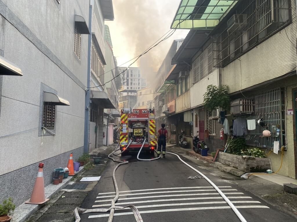 桃園市中壢區龍安街31日清晨發生住宅火警，現場竄出大量大火與濃煙，消防局派出消防人員79名、消防車27輛、救護車7輛前往救災，抵達現場後展開搶救行動。（桃園市政府消防局提供）中央社記者吳睿騏桃園傳真　114年8月31日
