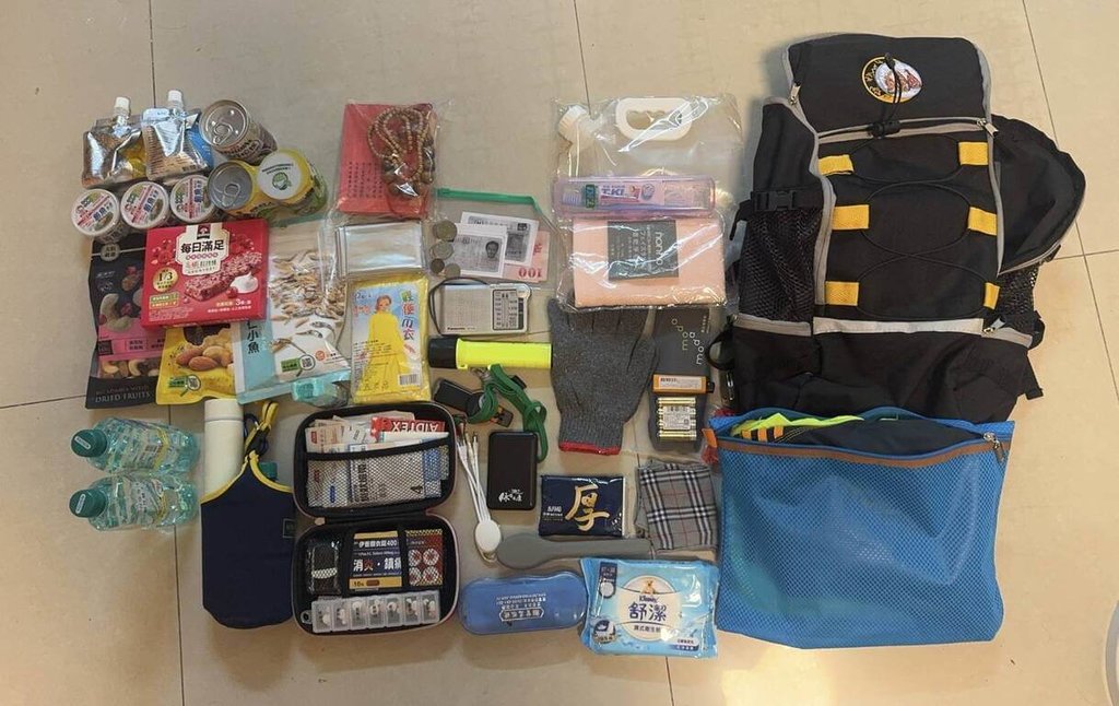 緊急避難包話題夯，消防署長蕭煥章首度公開個人避難包，物品以精簡、環保為原則，佛珠和經書則是他的精神寄託。（蕭煥章提供）中央社記者黃麗芸傳真 114年8月31日