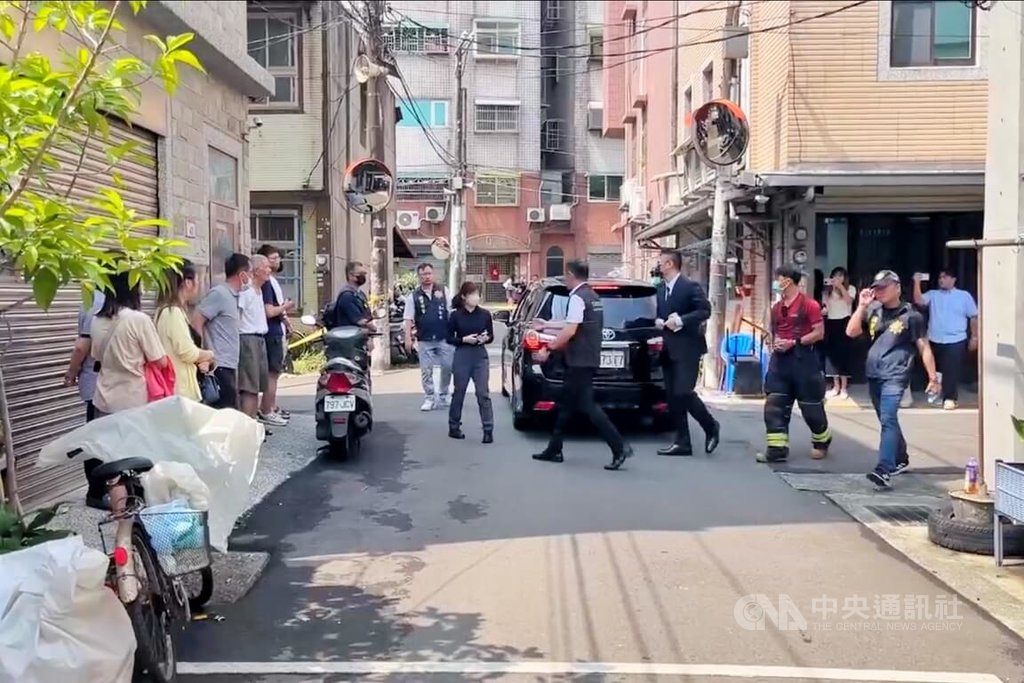 桃園市中壢區龍安街31日清晨發生一起住宅火警造成1成人4孩童共5死意外，肇事原因有待後續調查，桃園地方檢察署主任檢察官李家豪與檢察官賴瀅羽也前往現場了解事故狀況。桃園市教育局表示開學後將對4童就讀班級進行輔導。中央社記者吳睿騏桃園攝　114年8月31日