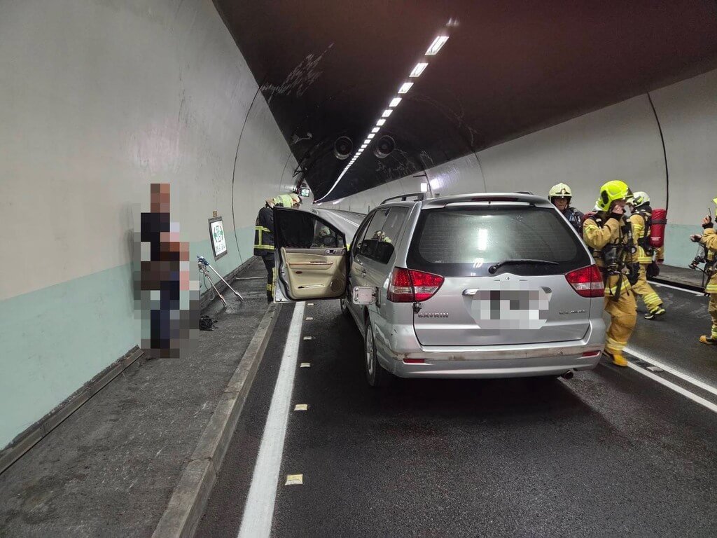 許姓男子31日上午9時許，開車行經國道5號南向23.1公里雪山隧道內側車道時，車輛引擎室突然冒煙，現場一度雙向封閉回堵約5公里，所幸及時撲滅，現場於上午9時53分排除，全線開放通行。（讀者提供）中央社記者王朝鈺傳真 114年8月31日