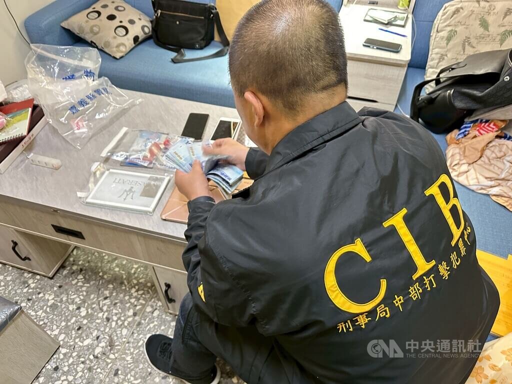 刑事警察局中部打擊犯罪中心偵辦暱稱「怪博士」詐團案，有被害人除遭騙取現金，還將名下不動產抵押設定貸款，警方陸續逮捕不動產貸款「通路商」毛男等16人，並查扣相關證物。（翻攝照片）中央社記者蘇木春傳真 114年8月31日