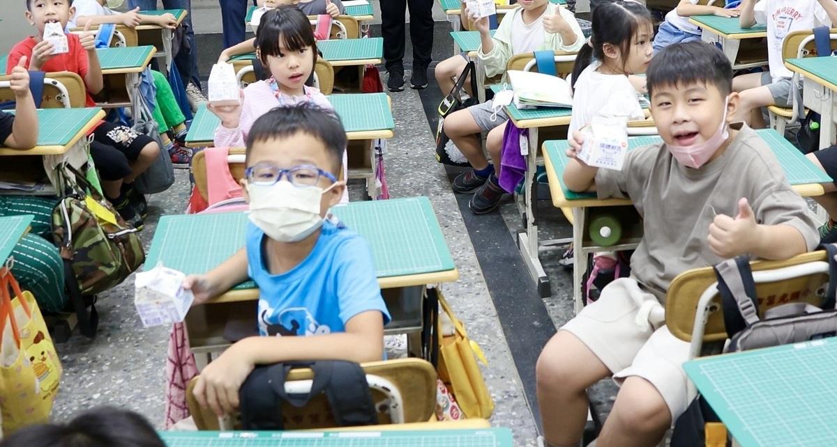 高雄市公立國小學生今年9月起每週至少供應1次乳品。 圖：高雄市教育局/提供