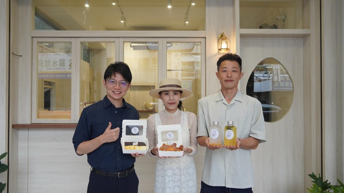 林楷軒(左)走訪青創店家「Her呷雞蛋糕」，與負責人柯至柔(中)及其丈夫合影，並交流攤車輔導計畫心得。 圖：高雄市青年局/提供