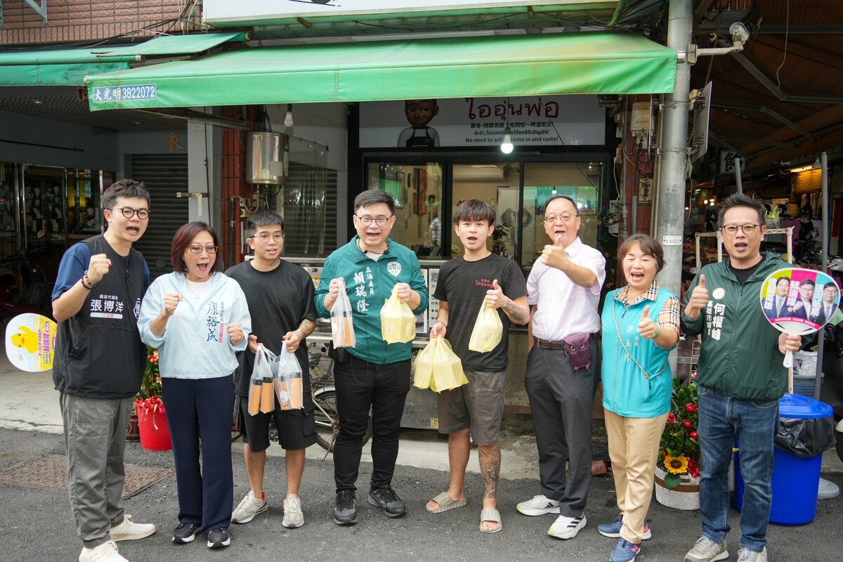 賴瑞隆(左四)前往十全市場掃街拜票，康裕成(左二)、何權峰(右一)、張博洋(左一)、王瑞德(右三)等人皆到場力挺。 圖：賴瑞隆辦公室/提供