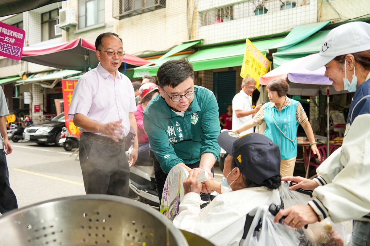 王瑞德(左一)陪賴瑞隆(左二)在十全市場掃街拜票。 圖：賴瑞隆辦公室/提供