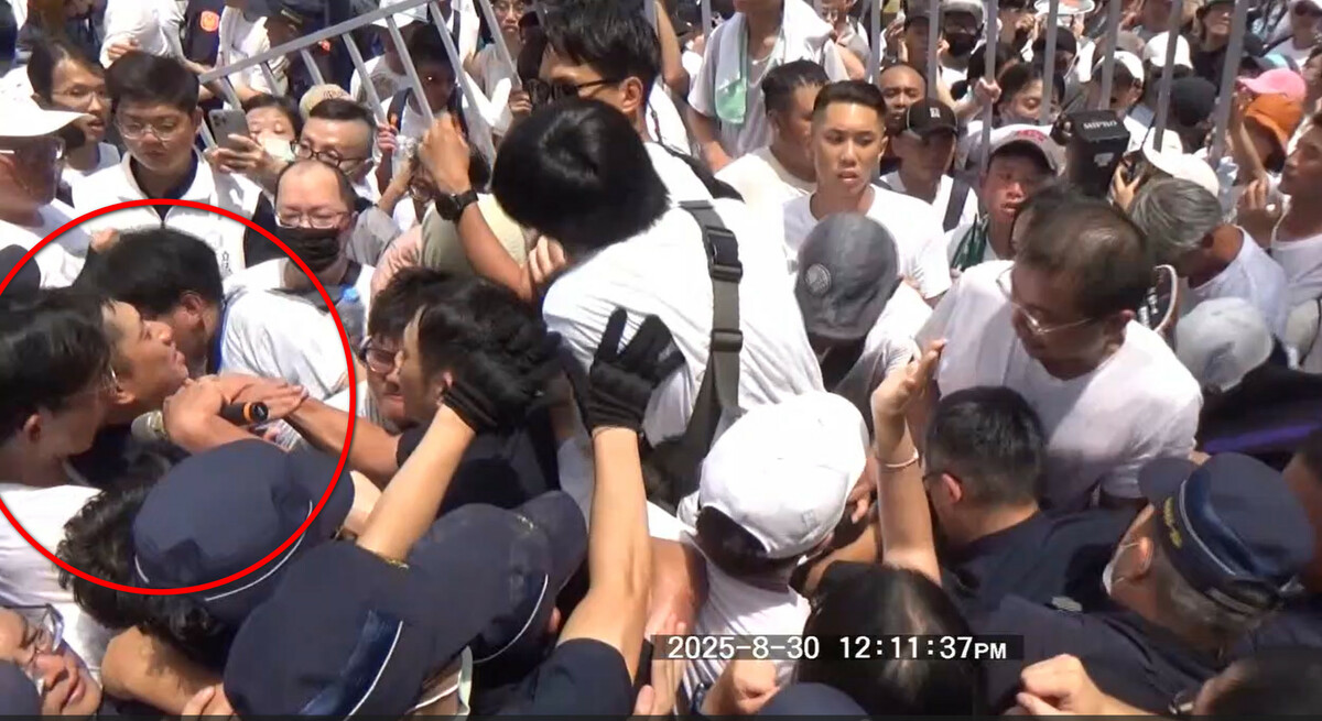 台北市警局提供員警遭勒頸影像。 圖：台北市警察局提供