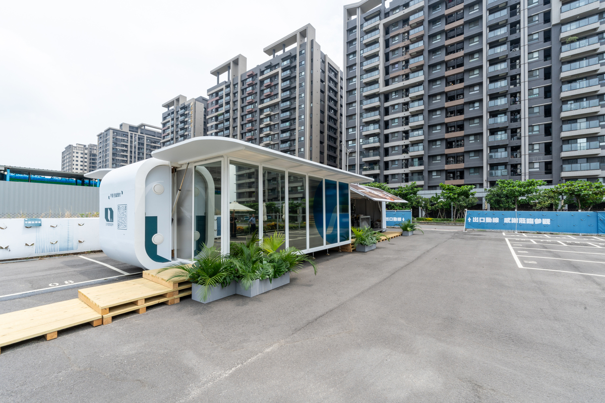 好室智造所外場觀，後方為遠雄建設造鎮成果。 圖：遠雄建設/提供