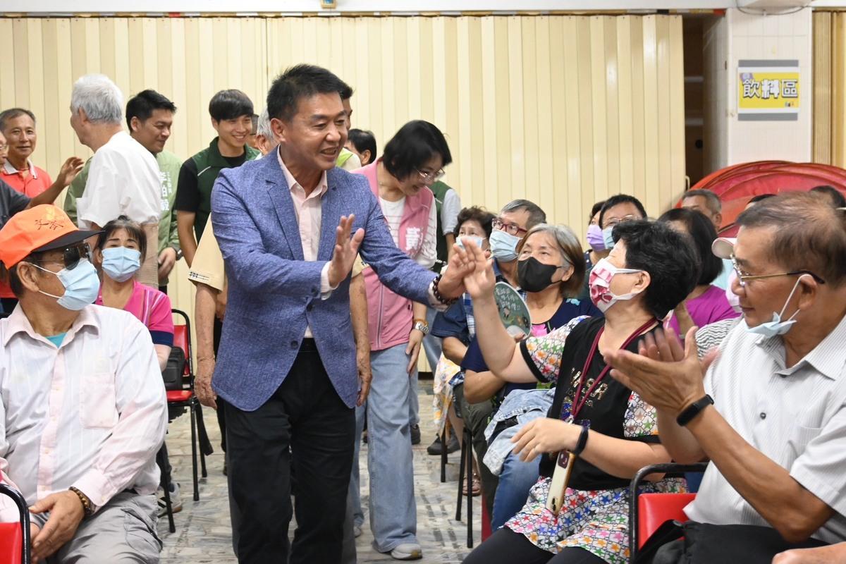 許智傑進場時受到民眾熱烈歡迎。 圖：許智傑辦公室/提供